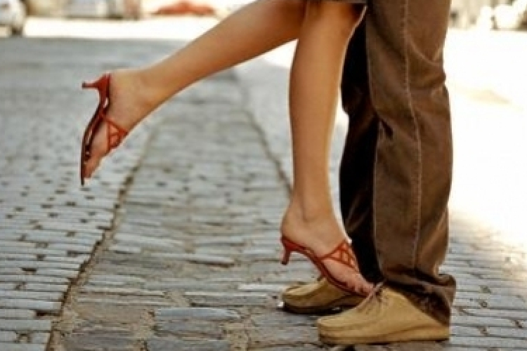 Mit árul el a pasi cipője?