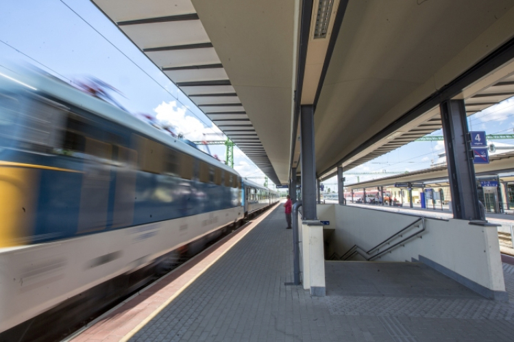 Bértárgyalásokat kezdeményeznek a kormánnyal a vasutas és a volános szakszervezetek