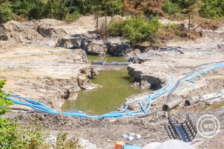 Parajd - Bevezették a Korond-patak vizét a bánya fölött megépített csőrendszerbe