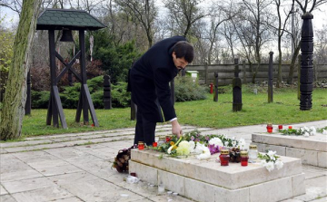 November 4. - Áder János lerótta kegyeletét a rákoskeresztúri Új Köztemetőben