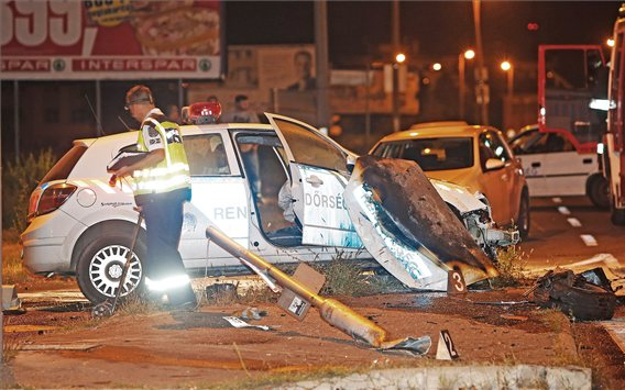 Ütközött és kigyulladt egy rendőrautó a fővárosban