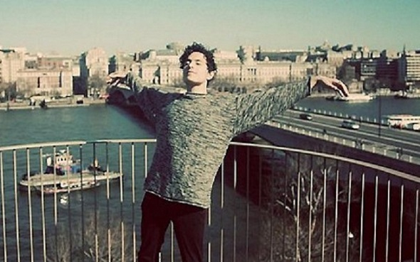 Nyilvánosság előtt veszítené el ártatlanságát a meleg fiú