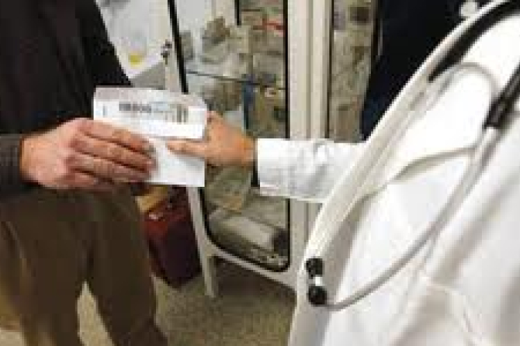 Számlával csökkenne a hálapénz?