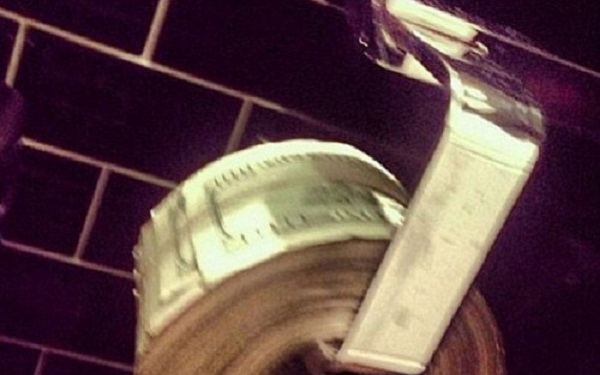 100 dollárosokkal törli a fenekét, és beszól az irigyeinek