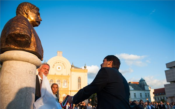 Áder: Deák Ferenc sziklára építette a polgári Magyarországot