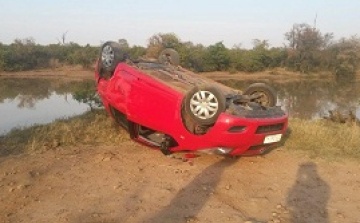 Felborította egy elefánt turisták autóját egy dél-afrikai nemzeti parkban