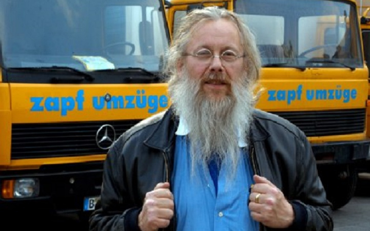 Meghalt a nyomorgó milliomos, a világ leggazdagabb szegénye