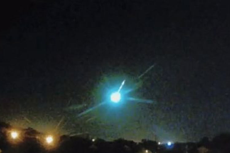 Tűzgömb az éjszakai égbolton (Videó)