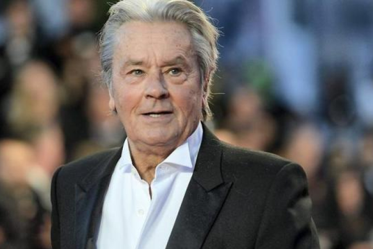 Arcidegproblémák és visszatérő fejfájás miatt műtötték meg Alain Delont