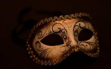 Maszkot viselő katonák