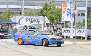 Dübörgő lóerők és új autók a Veszprém Aréna parkolójában. 