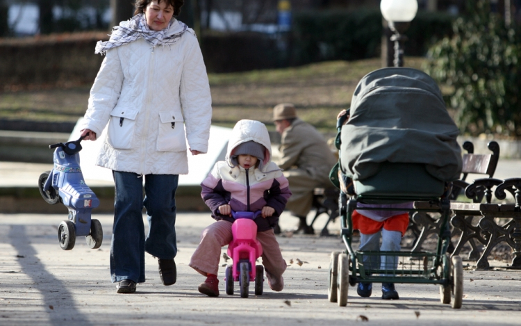 A kismamák munkaerőpiaci visszatérését segíteni a gyed extra
