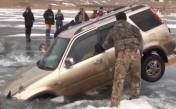 Kézzel szedtek ki egy terepjárót a jég alól (videó)