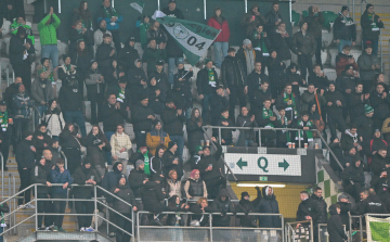 Egy szék háttámlával ütötte a biztonsági őrt a győri stadionban