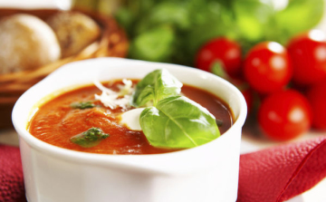 Paradicsomleves pestóval