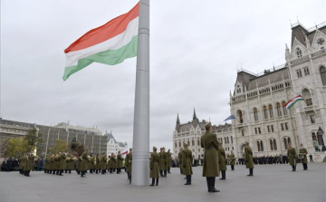 Október 23. - Felvonták a nemzeti lobogót a Parlament előtti Kossuth Lajos téren