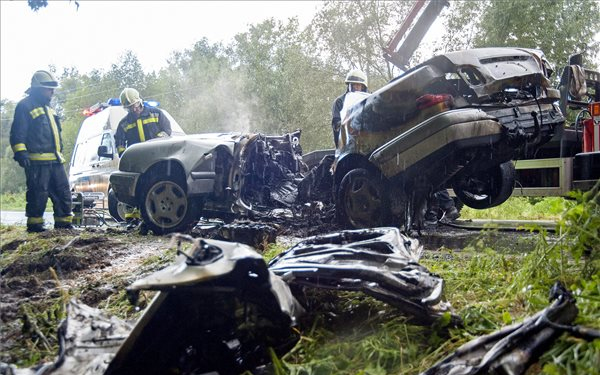 Fának csapódott, majd kigyulladt egy autó a 82-es úton