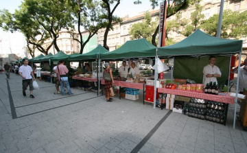 Piac nyílt a WestEnd City Center előtt 