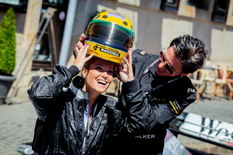 Forma-1 lázban ég Dukai Regina - Autóversenyzőnek álltak a sztárok