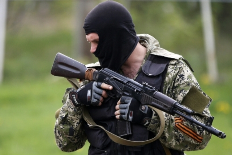 Ukrán válság - A szakadárok elfoglaltak egy belügyi laktanyát, Kijev hadiállapot bevezetését fontolgatja