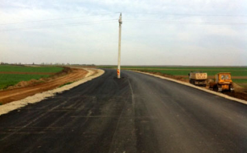 Villanyoszlopot hagytak egy leaszfaltozott út közepén Romániában