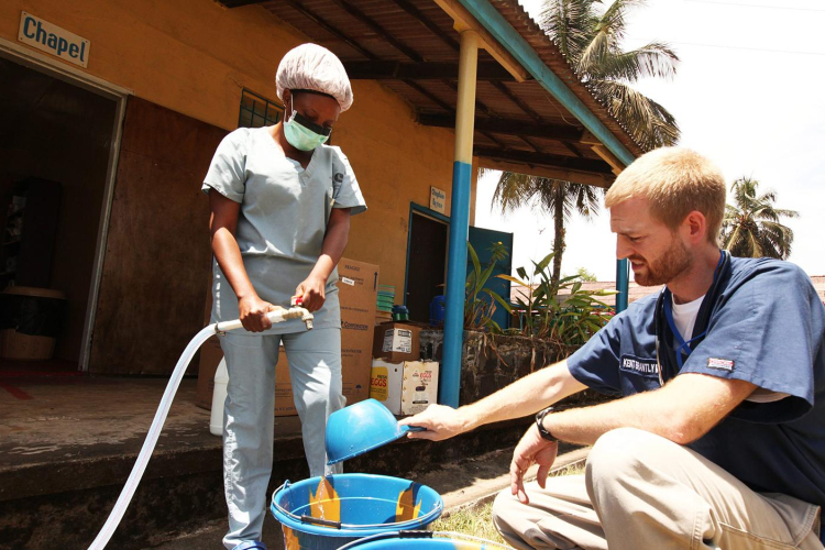 Meggyógyult az ebolás amerikai orvos