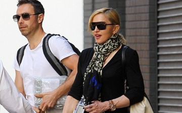 Madonna - kesztyűs kézzel