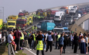 Tömegbaleset Angliában több tucatnyi sérülttel
