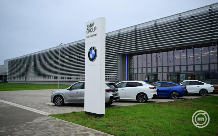 Szijjártó Péter: a BMW debreceni gyárának megnyitása óriási lökést fog adni a magyar autóiparnak