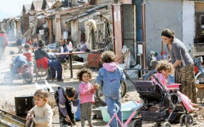 Megkezdődött a legnagyobb franciaországi illegális cigánytelep felszámolása