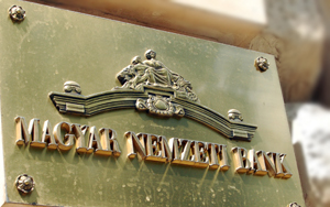 Devizahitelek - MNB: az aránytalan erőviszonyok 60-70 milliárdos banki többletbevételt jelentettek