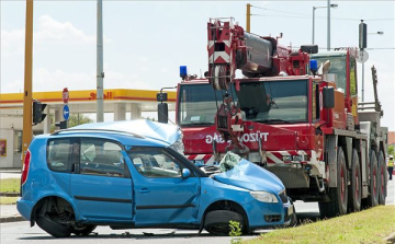 Vonuló tűzoltóautó karambolozott Győrben